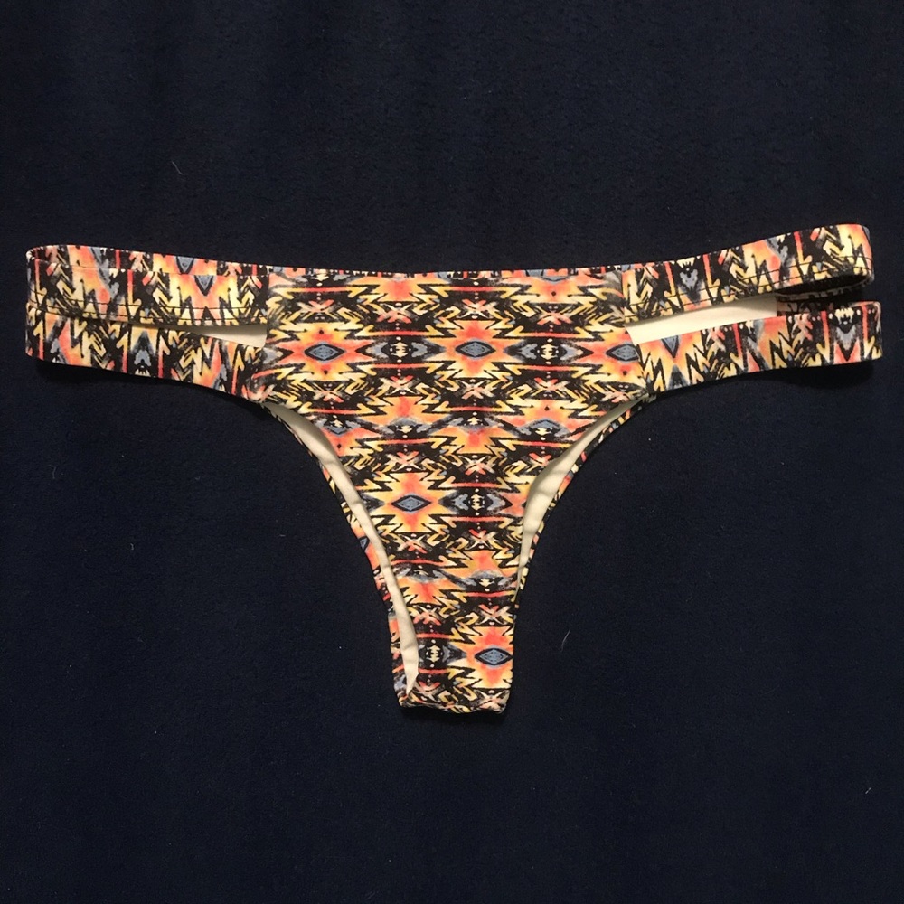 Billabong tribal print la Isla bikini bottoms